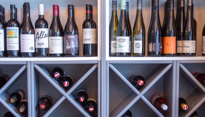 Weinregal im Landgasthof DIE HAUSWIRTSCHAFT
